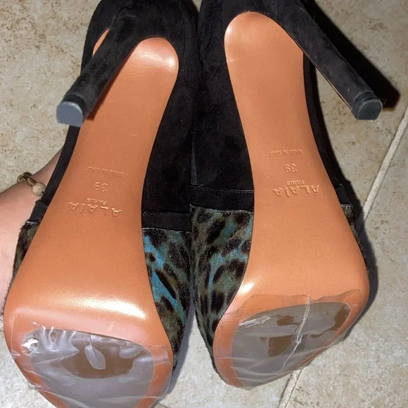 NWOB ALAIA Pony-Style Calfskin Sandals in Multicolor - Picture 5 of 6